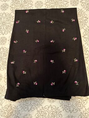 Dress Barn Black Linen/ Rayon Capris with little Embroidery flowers